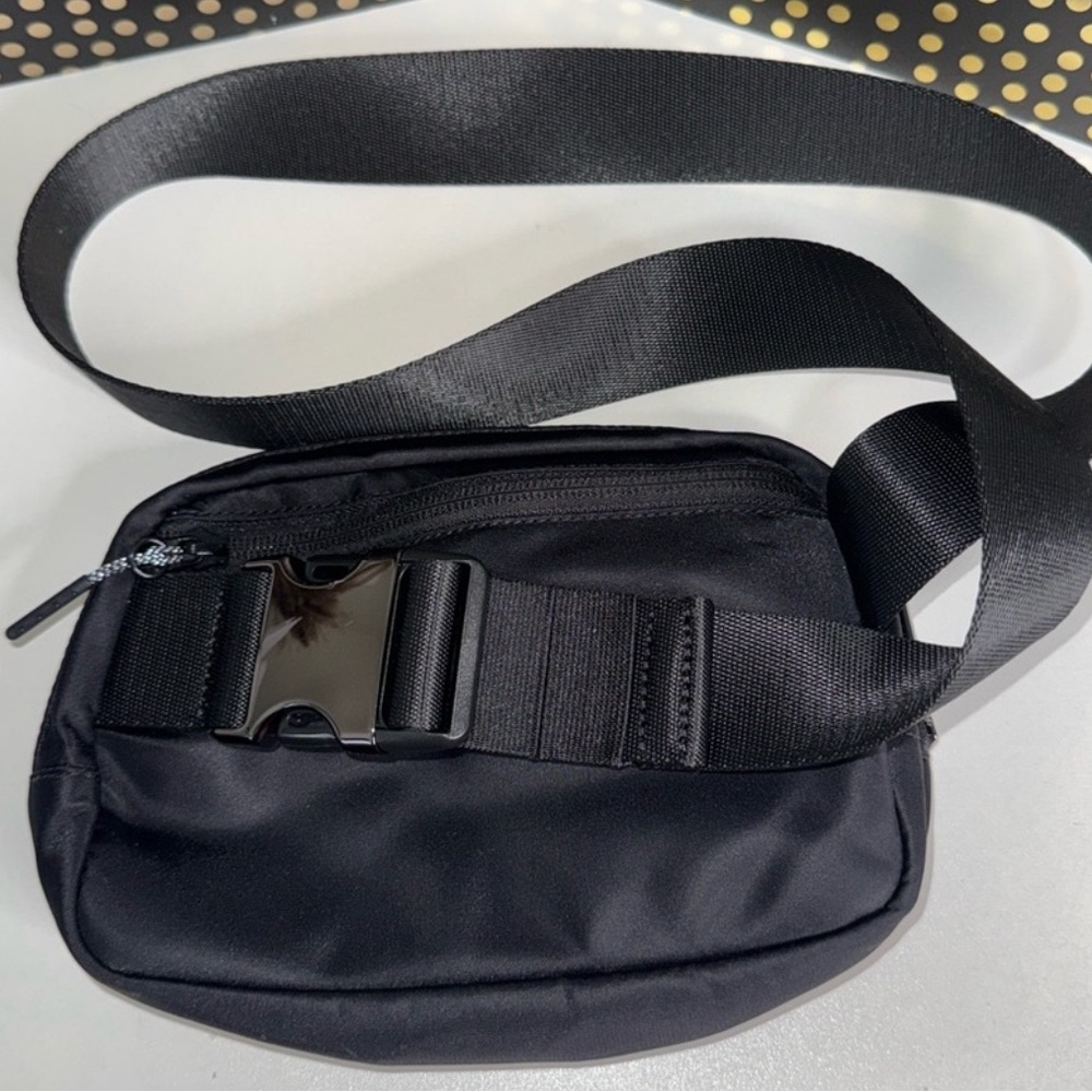 Lululemon Belt Bag Logo Rare NWOT - Picture 2 of 2